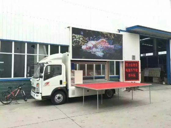 重汽豪沃广告宣传车6.8m2
