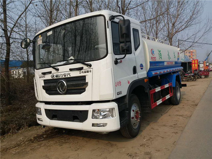 东风多利卡D9洒水车（容积10-12方）