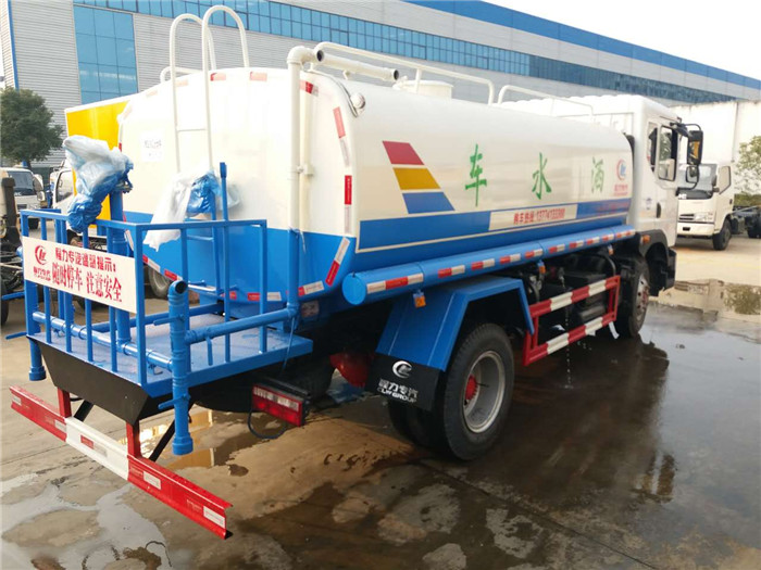东风多利卡D9洒水车（容积10-12方）