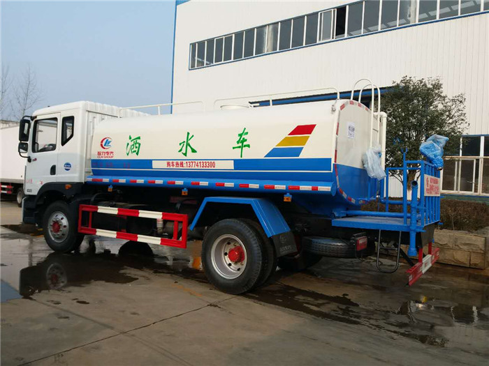 东风多利卡D9洒水车（容积10-12方）