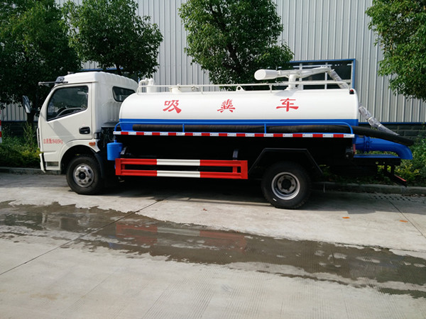 多利卡D7吸粪车|8.5方吸粪车
