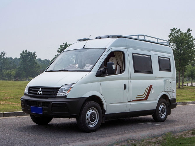 上汽大通长轴高顶B型房车/程力旅居车