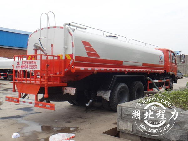 东风后八轮洒水车