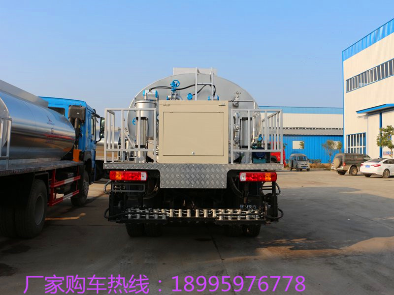 重汽豪沃16立方沥青洒布车