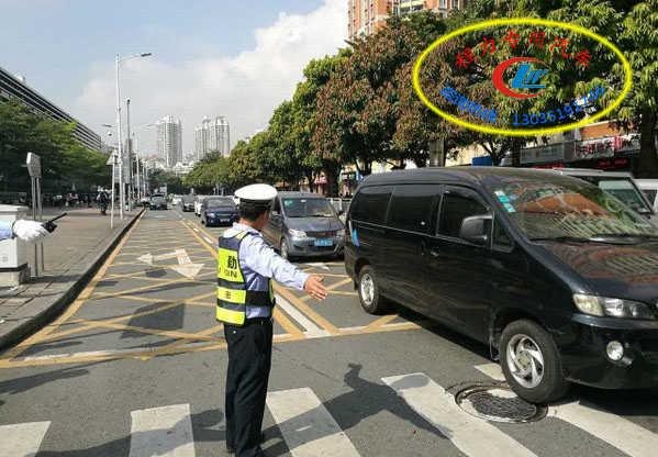 散装饲料车：深圳东滨隧道 限制大货车通行