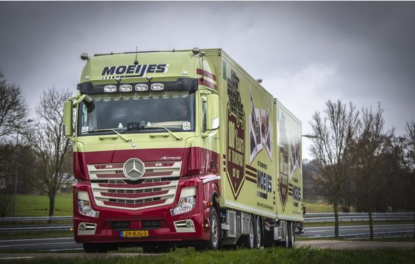 散装饲料车：奔驰MP4半挂长啥样