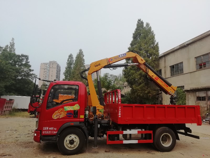 重汽豪曼蓝牌带抓具随车吊